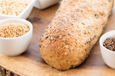 bütün tahıl ekmeği bir taze pişmiş somun