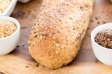 bütün tahıl ekmeği bir taze pişmiş somun