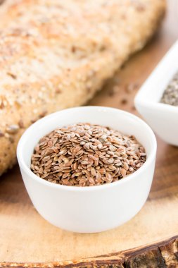 bütün tahıl ekmeği bir taze pişmiş somun