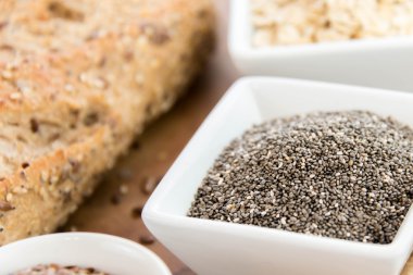 bütün tahıl ekmeği bir taze pişmiş somun