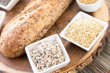 bütün tahıl ekmeği bir taze pişmiş somun