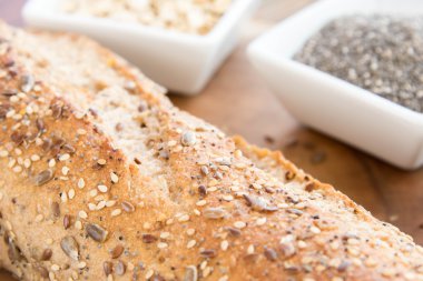 bütün tahıl ekmeği bir taze pişmiş somun