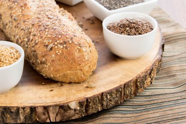 bütün tahıl ekmeği bir taze pişmiş somun