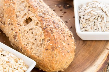 bütün tahıl ekmeği bir taze pişmiş somun