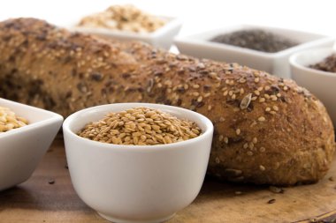 bütün tahıl ekmeği bir taze pişmiş somun