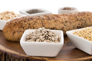 bütün tahıl ekmeği bir taze pişmiş somun