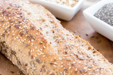 bütün tahıl ekmeği bir taze pişmiş somun