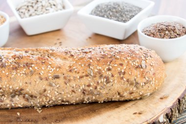 bütün tahıl ekmeği bir taze pişmiş somun