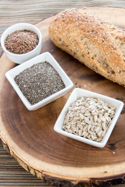 bütün tahıl ekmeği bir taze pişmiş somun