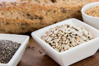 bütün tahıl ekmeği bir taze pişmiş somun