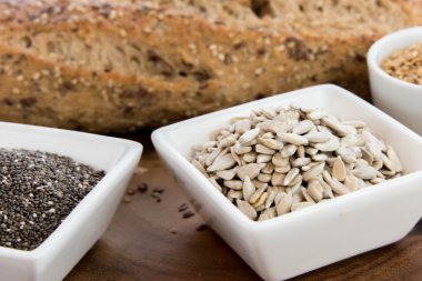 bütün tahıl ekmeği bir taze pişmiş somun