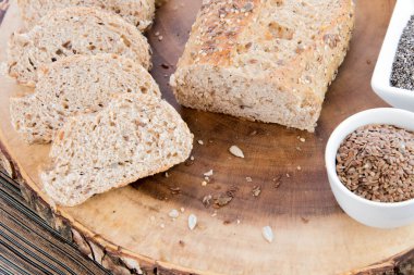 bütün tahıl ekmeği bir taze pişmiş somun