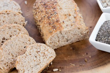 bütün tahıl ekmeği bir taze pişmiş somun