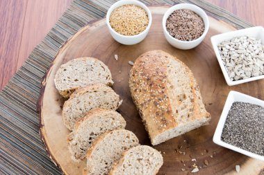 bütün tahıl ekmeği bir taze pişmiş somun