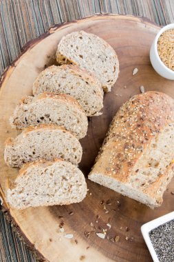 bütün tahıl ekmeği bir taze pişmiş somun