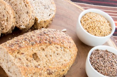 bütün tahıl ekmeği bir taze pişmiş somun