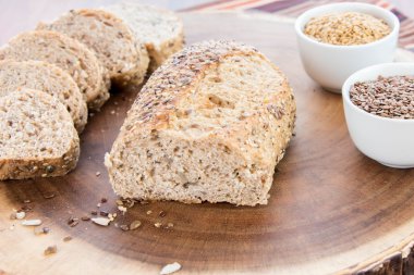 bütün tahıl ekmeği bir taze pişmiş somun