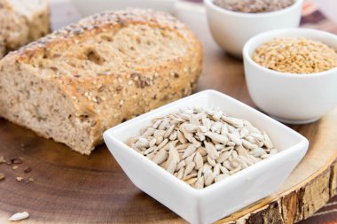 bütün tahıl ekmeği bir taze pişmiş somun