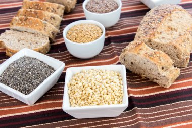 bütün tahıl ekmeği bir taze pişmiş somun