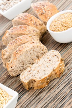 bütün tahıl ekmeği bir taze pişmiş somun