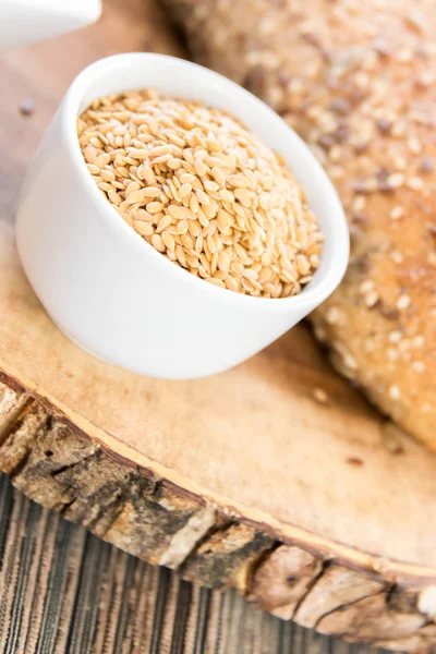 Un pain de grains entiers frais cuit au four — Photo