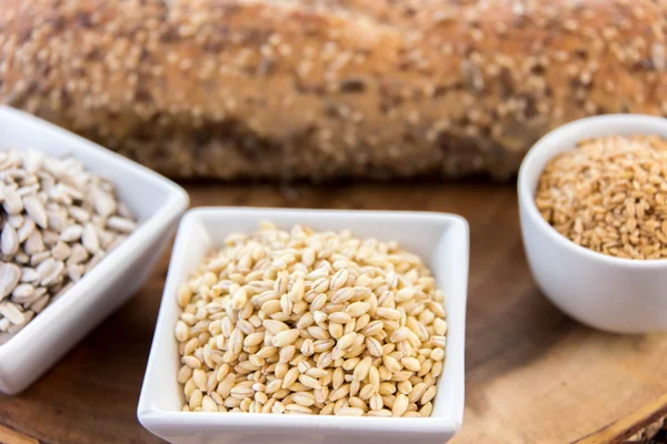Um pão fresco assado de grãos integrais pão — Fotografia de Stock