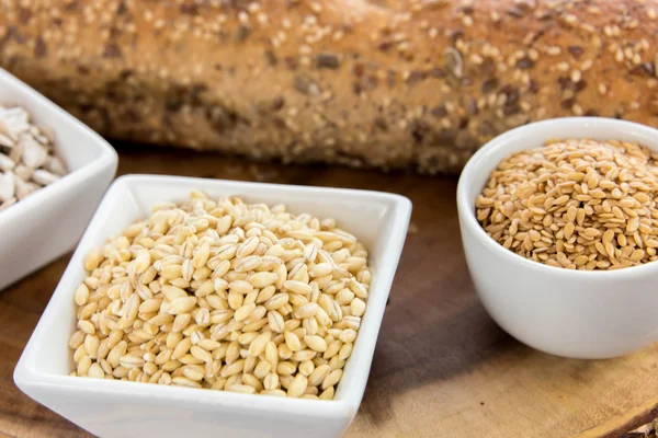 Un pain de grains entiers frais cuit au four — Photo