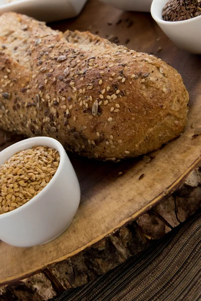 bütün tahıl ekmeği bir taze pişmiş somun