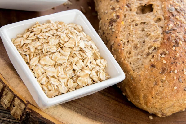 bütün tahıl ekmeği bir taze pişmiş somun