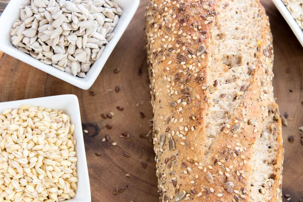 bütün tahıl ekmeği bir taze pişmiş somun