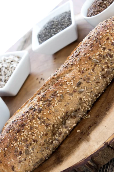 bütün tahıl ekmeği bir taze pişmiş somun