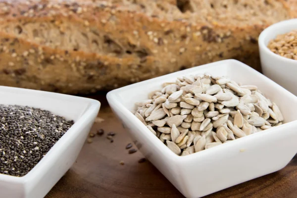 bütün tahıl ekmeği bir taze pişmiş somun