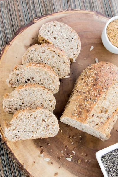 bütün tahıl ekmeği bir taze pişmiş somun