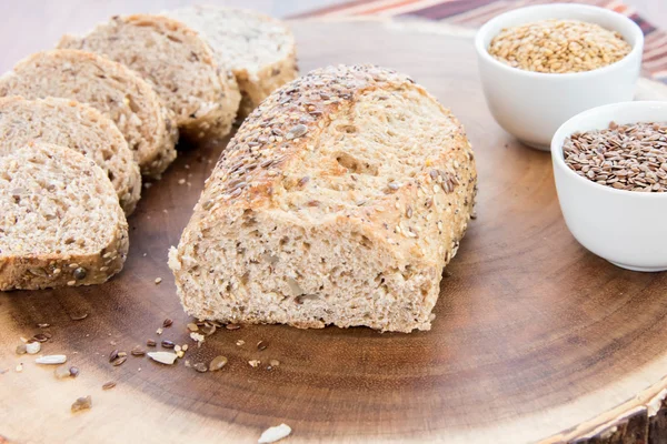 bütün tahıl ekmeği bir taze pişmiş somun