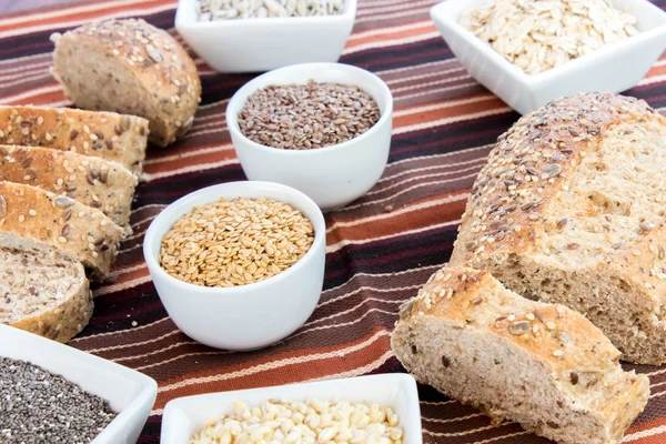 Una hogaza recién horneada de pan de granos enteros —  Fotos de Stock