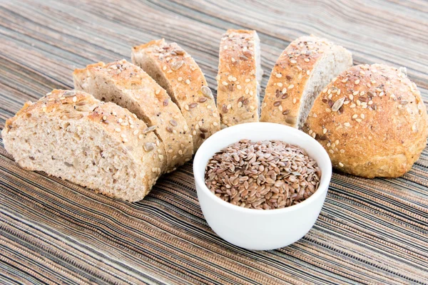 bütün tahıl ekmeği bir taze pişmiş somun