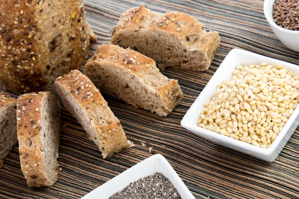 Una hogaza recién horneada de pan de granos enteros —  Fotos de Stock