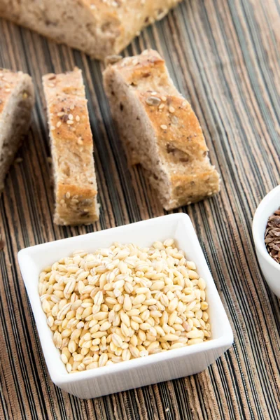 Una hogaza recién horneada de pan de granos enteros —  Fotos de Stock