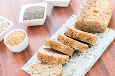 bütün tahıl ekmeği bir taze pişmiş somun