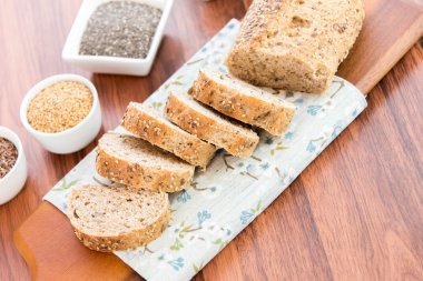 bütün tahıl ekmeği bir taze pişmiş somun