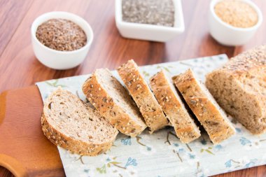 bütün tahıl ekmeği bir taze pişmiş somun