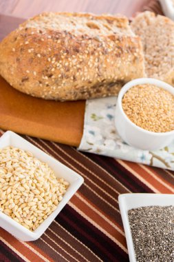 bütün tahıl ekmeği bir taze pişmiş somun