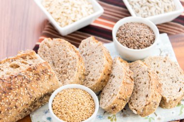 bütün tahıl ekmeği bir taze pişmiş somun