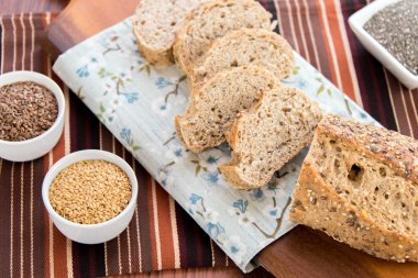 bütün tahıl ekmeği bir taze pişmiş somun