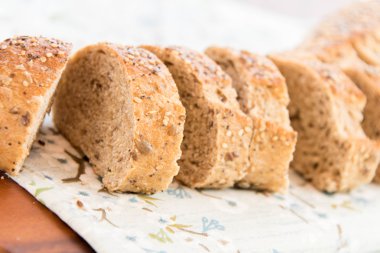 bütün tahıl ekmeği bir taze pişmiş somun