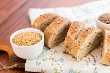 bütün tahıl ekmeği bir taze pişmiş somun