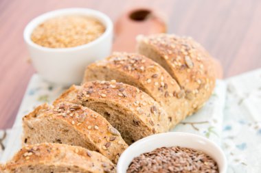 bütün tahıl ekmeği bir taze pişmiş somun