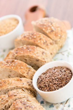 bütün tahıl ekmeği bir taze pişmiş somun