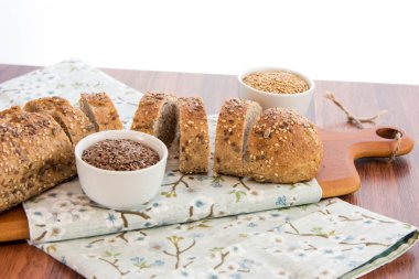 bütün tahıl ekmeği bir taze pişmiş somun