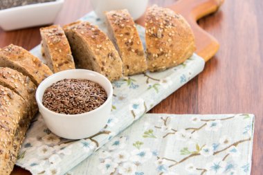 bütün tahıl ekmeği bir taze pişmiş somun